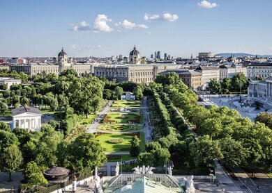 Volksgarten, Museen, Parlament im Sommer mit wolkenlosem Himmel | © WienTourismus/Christian Stemper