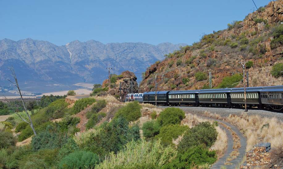 Aussenansicht des African Explorers bei Sonnenuntergang in einer Kurve in Afrika | © Jose Ramalho