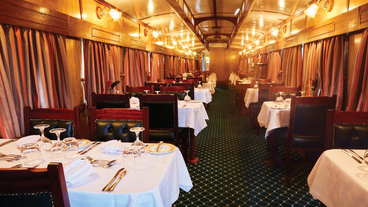 Elegant gedeckte Tische im Restaurantwagen | © Rovo Rail Tours