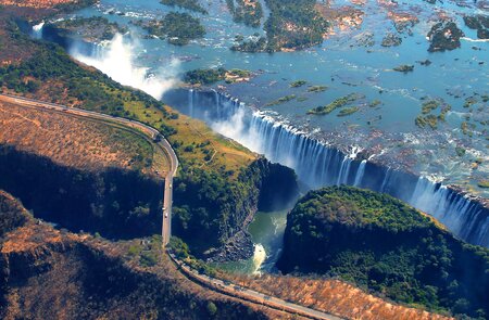 Die Victoriafaelle, der atemberaubende Wasserfall am Sambesi an der Grenze zwischen Sambia und Simbabwe | ©  Gettyimages.com/mantaphoto