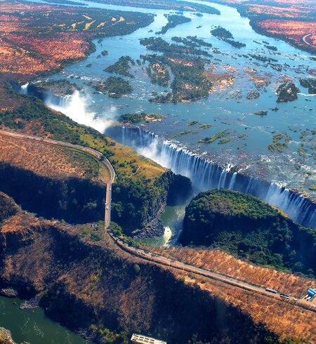 Die Victoriafaelle, der atemberaubende Wasserfall am Sambesi an der Grenze zwischen Sambia und Simbabwe | ©  Gettyimages.com/mantaphoto