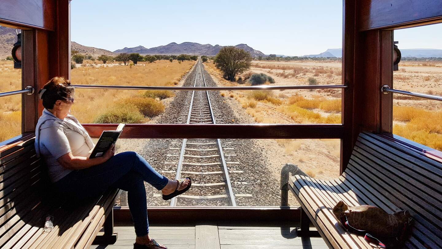 Frau sitzt im Aussichtswagen des African Explorers  | © Liane Ehlers