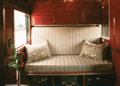 Frontaler Blick auf das Einzelbett der Rovos Rail Pullmann Suite | © Rovos Rail Tours