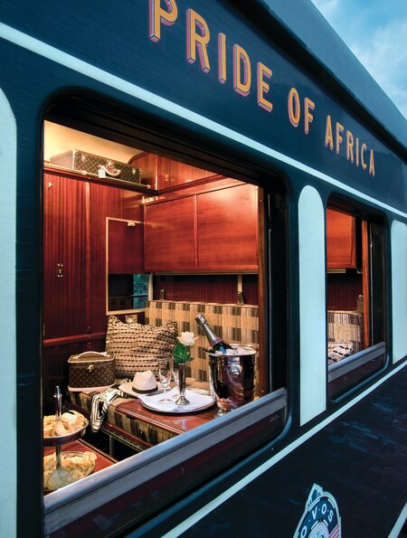 Blick durch das Fenster in eine Rovos Rail Pullmann Suite von außen | © Rovos Rail Tours