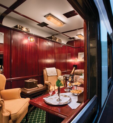 Blick durch das Fenster in eine Rovos Rail Royal Suite von außen | © Rovos Rail Tours