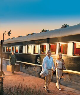 Reisende vor dem Rovos Rail | © DOOKPHOTO.COM