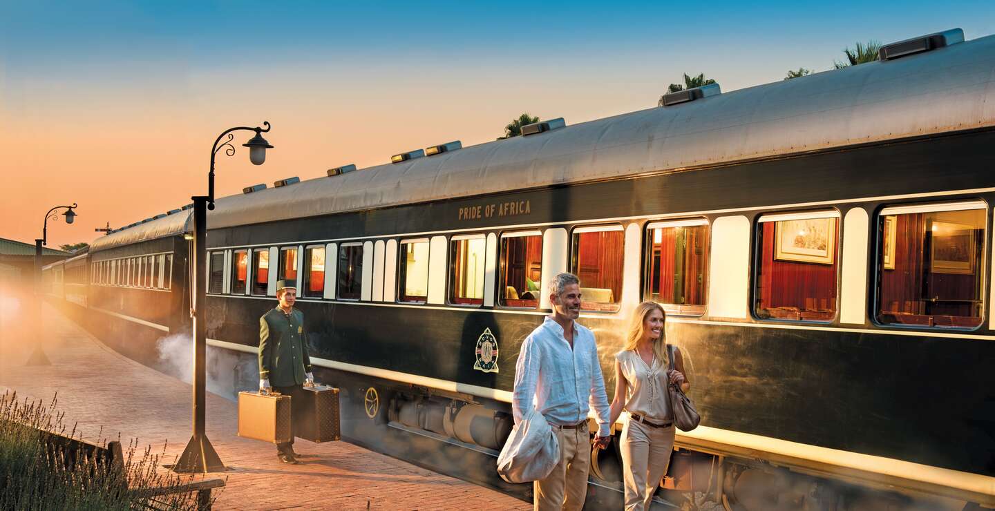 Reisende vor dem Rovos Rail | © DOOKPHOTO.COM