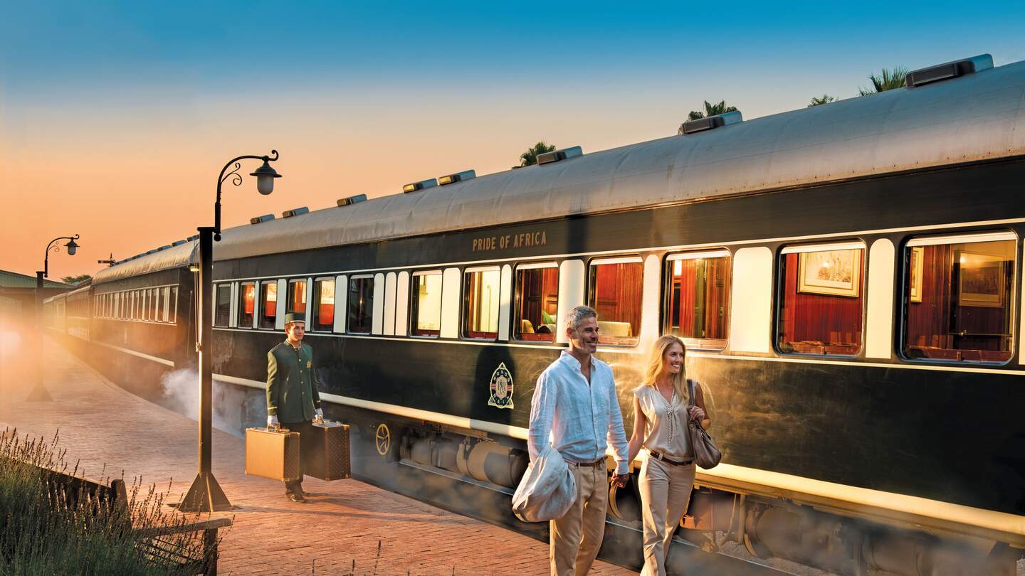 Reisende vor dem Rovos Rail | © DOOKPHOTO.COM