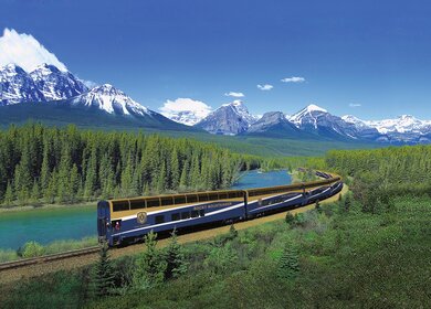 Der Rocky Mountaineer fährt durch die Rocky Mountains an einem Fluss in Kanada  | ©  Scott Rowed