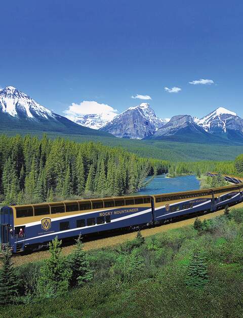 Der Rocky Mountaineer fährt durch die Rocky Mountains an einem Fluss in Kanada  | ©  Scott Rowed