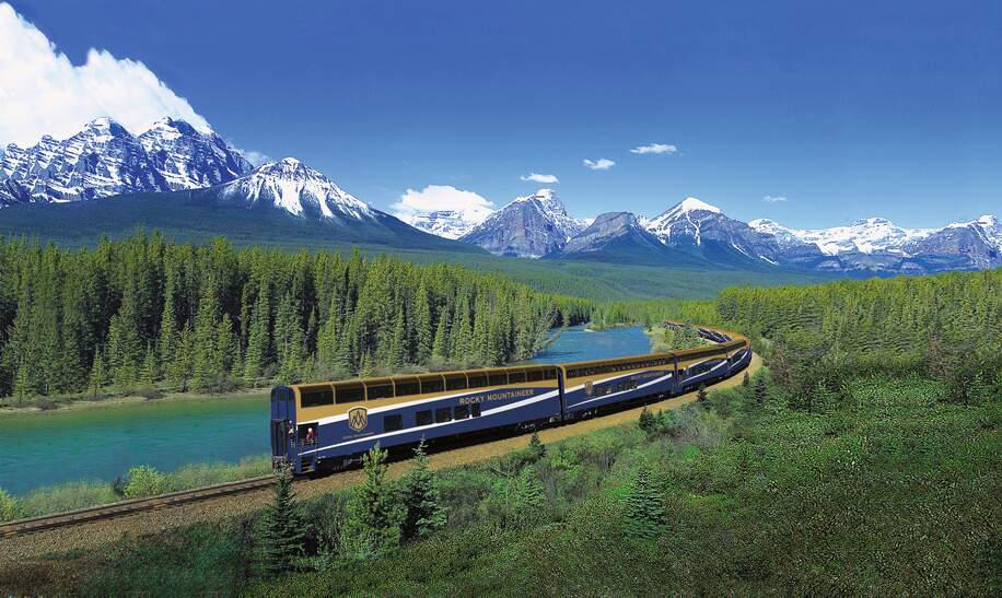 Der Rocky Mountaineer fährt durch die Rocky Mountains an einem Fluss in Kanada  | ©  Scott Rowed