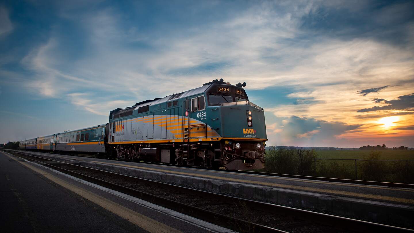 Es wird eine Außenansicht des Canadians gezeigt, welcher während des Sonnenuntergangs fährt | © VIA Rail Canada