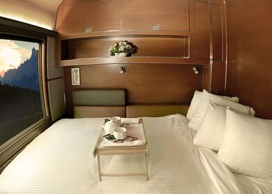 Ein Bett aus der Prestige Class im Canadian mit Blick aus dem Panoramafenster auf die Landschaft | © VIA Rail Canada