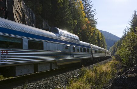 Der kanadische Zug The Canadian fährt durch den herbstlichen Wald der Rocky Mountains. | © VIA Rail Canada
