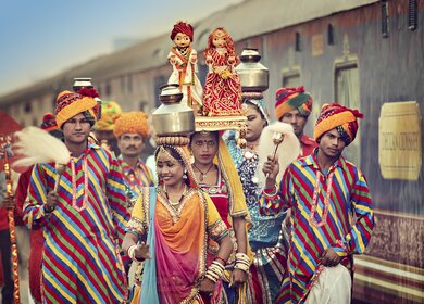 Personal des Deccan Odyssey in traditioneller Tracht in Indien  | © KEDAR_M_DIOXIDEPHOTOGRAPHY