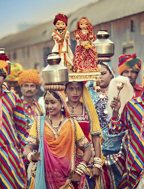 Personal des Deccan Odyssey in traditioneller Tracht in Indien  | © KEDAR_M_DIOXIDEPHOTOGRAPHY