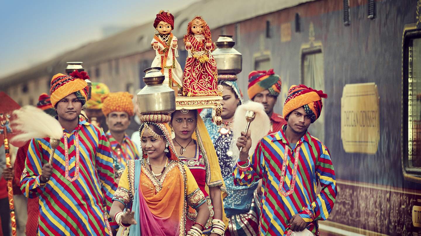 Personal des Deccan Odyssey in traditioneller Tracht in Indien  | © KEDAR_M_DIOXIDEPHOTOGRAPHY