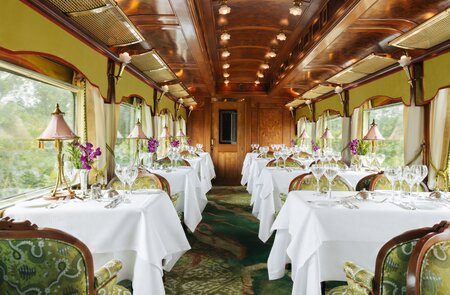 Das edle Innne des Restaurantswagens des Eastern & Oriental Express in Asien, das die exklusive Atmosphäre des Luxuszuges wiederspiegelt. | © Ludovic Balay