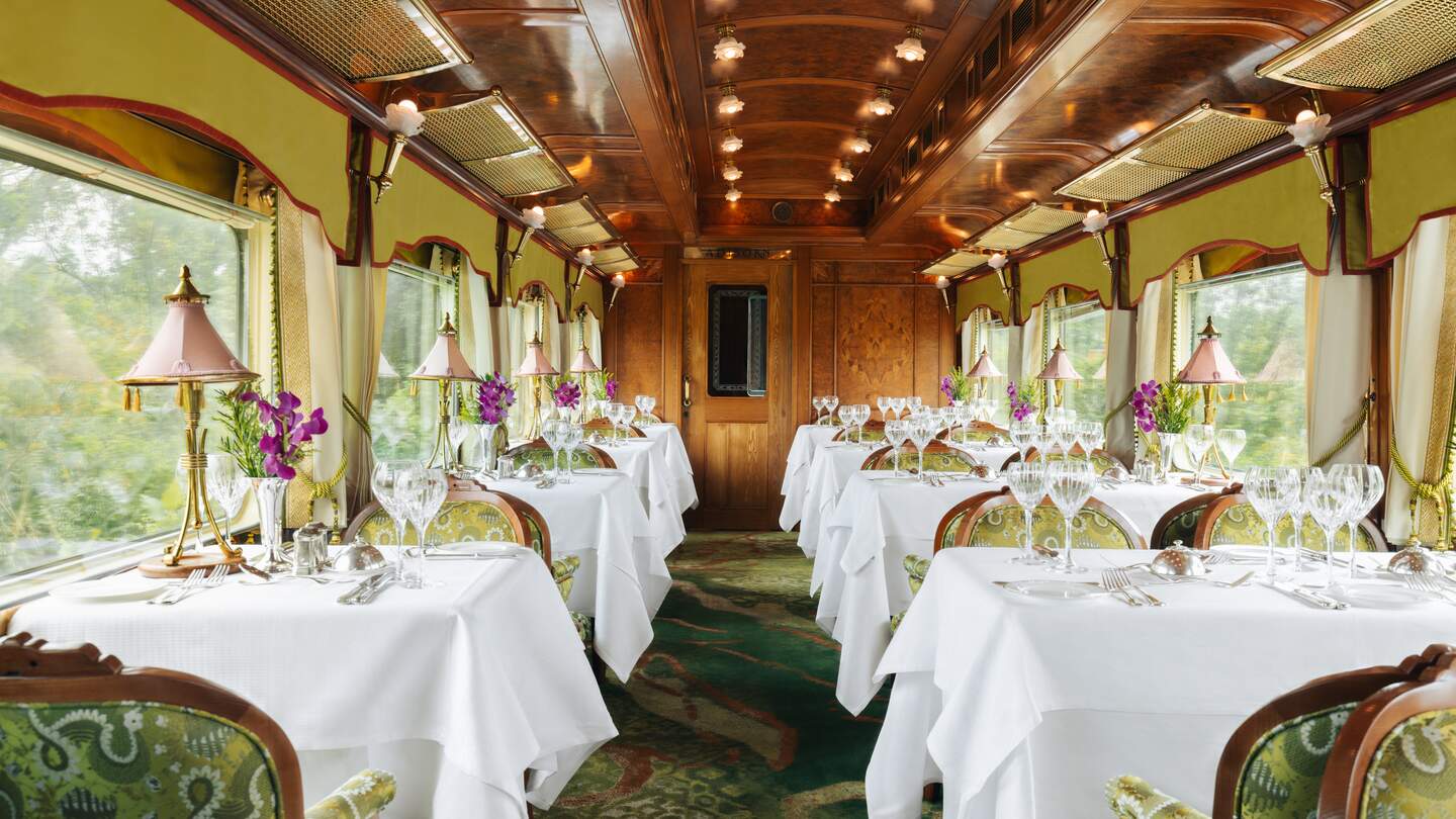 Das edle Innne des Restaurantswagens des Eastern & Oriental Express in Asien, das die exklusive Atmosphäre des Luxuszuges wiederspiegelt. | © Ludovic Balay