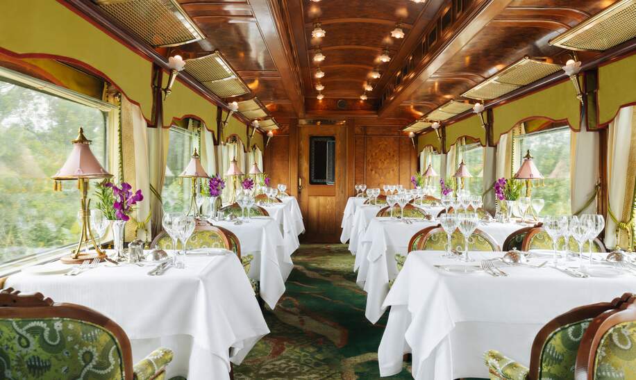 Das edle Innne des Restaurantswagens des Eastern & Oriental Express in Asien, das die exklusive Atmosphäre des Luxuszuges wiederspiegelt. | © Ludovic Balay