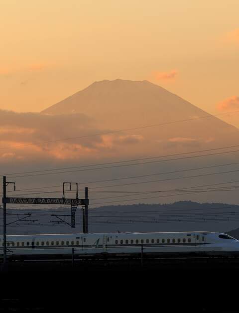 Abendlicher Blick auf den Berg Fuji und den Shinkansen mit gelb gefraebtem Himmel | © Gettyimages.com/nukopic