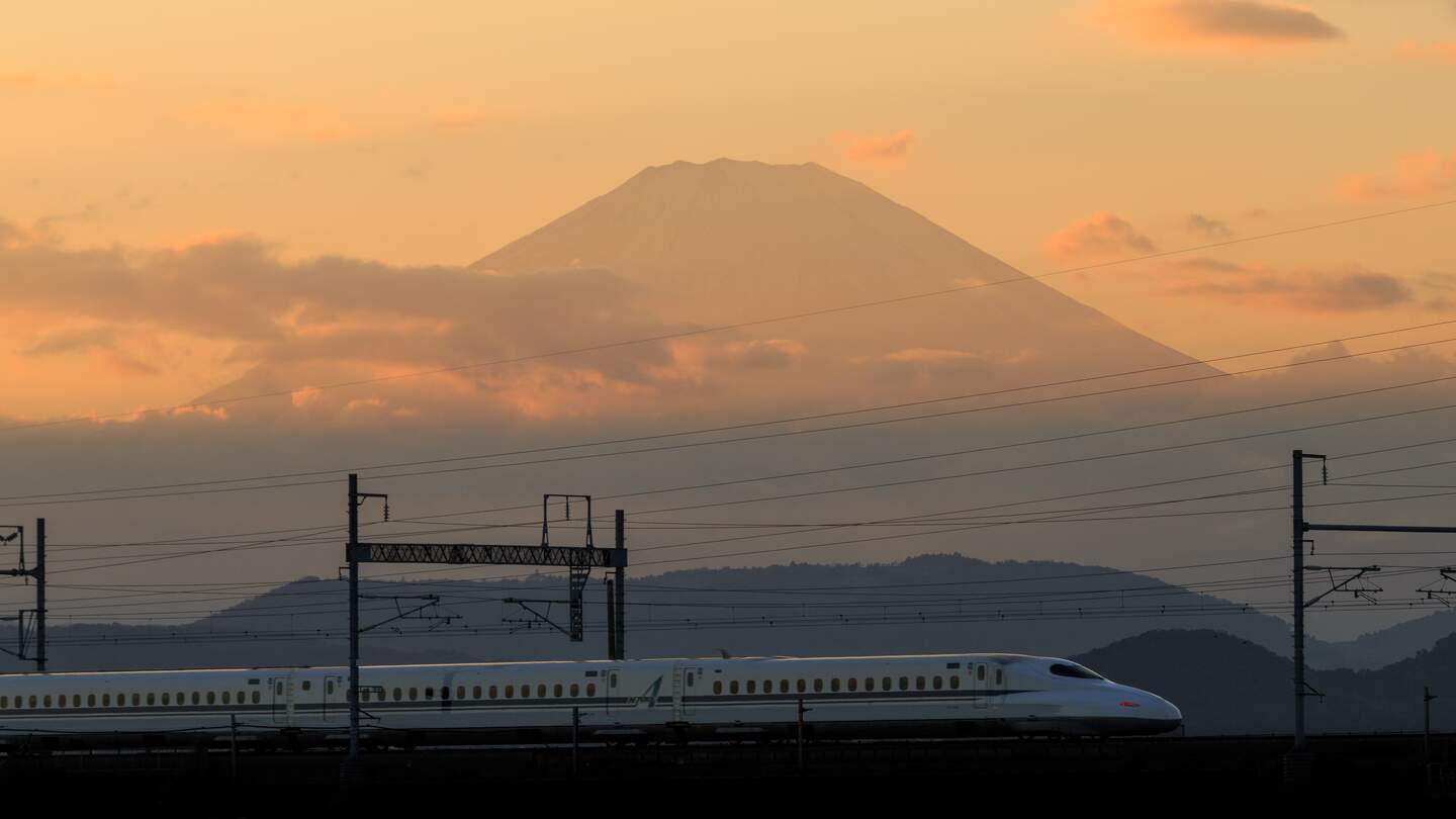 Abendlicher Blick auf den Berg Fuji und den Shinkansen mit gelb gefraebtem Himmel | © Gettyimages.com/nukopic