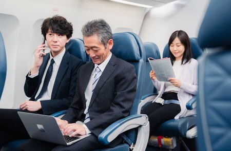 Geschäftsmann reist mit einem Shinkansen | © GettyImages.com/	maroke