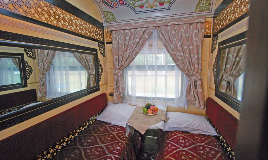 Das Innere der Abteilkategorie Aladin im Orient Silk Road Express auf der Seiderstrasse in Asien mit farbenfrohen tradionelllen Mustern und Details. | © Lernidee