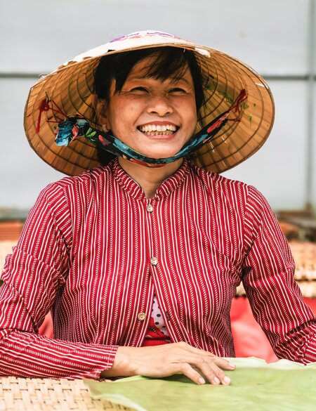 Vietnamesin mit Hut laechelt | © Gettyimages.com/golero
