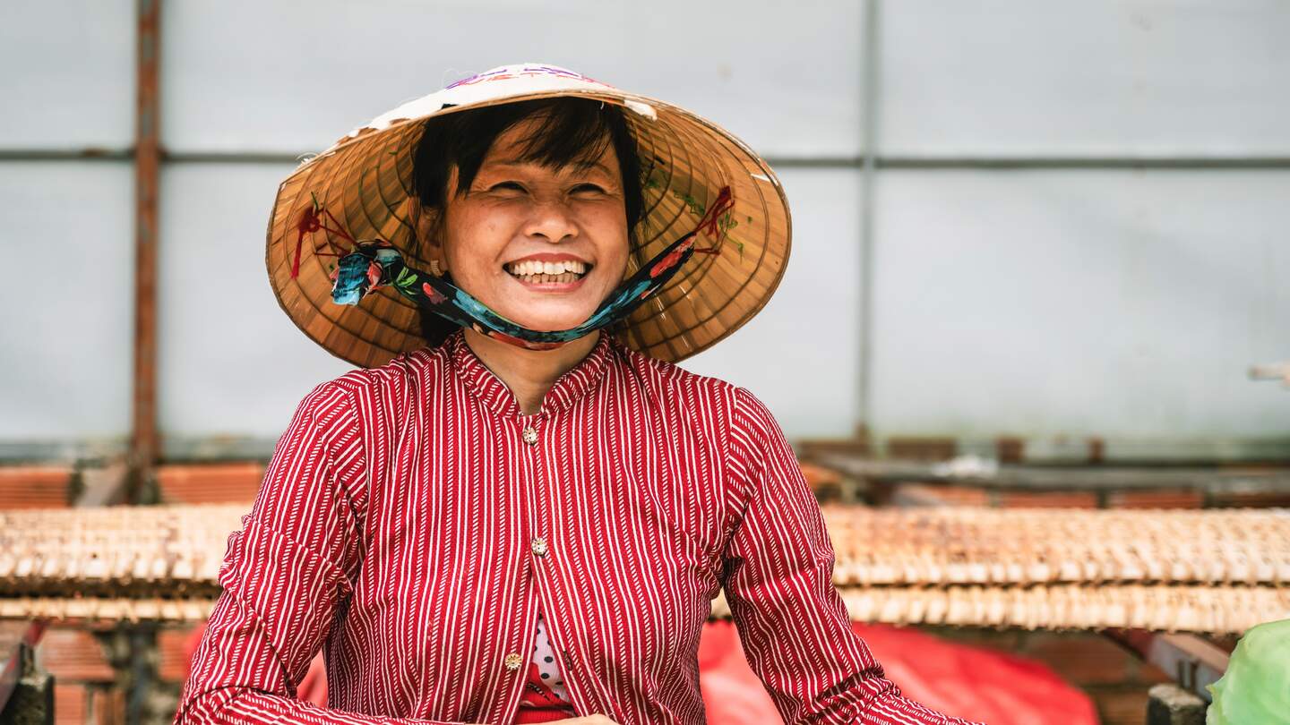 Vietnamesin mit Hut laechelt | © Gettyimages.com/golero