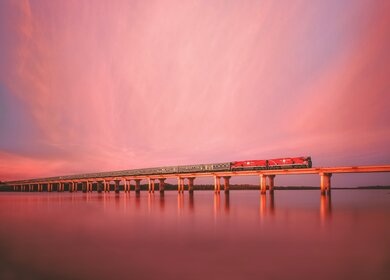 Der Zug The Ghan fährt über den Elisabeth River | © JBR