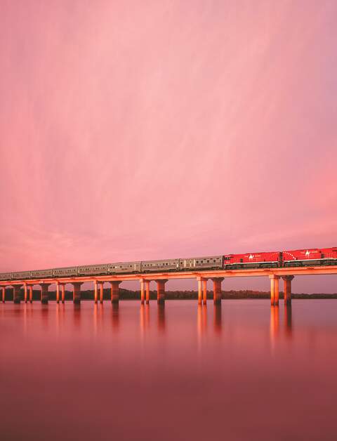 Der Zug The Ghan fährt über den Elisabeth River | © JBR