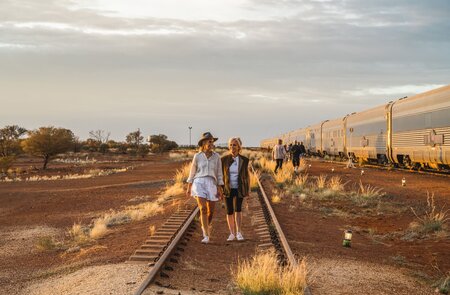 Mit dem Zug The Ghan in dem australischen Ort Marla | © JBR