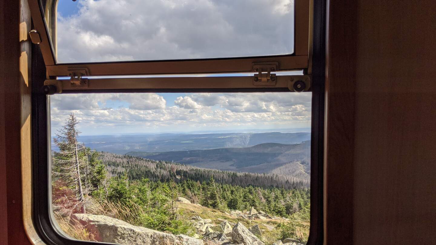 Dampfzug auf dem Weg nach oben warf den Wald auf den Brocken im deutschen Harz. Blick geworfenes Fenster des Zuges | © Gettyimages.com/jpicture