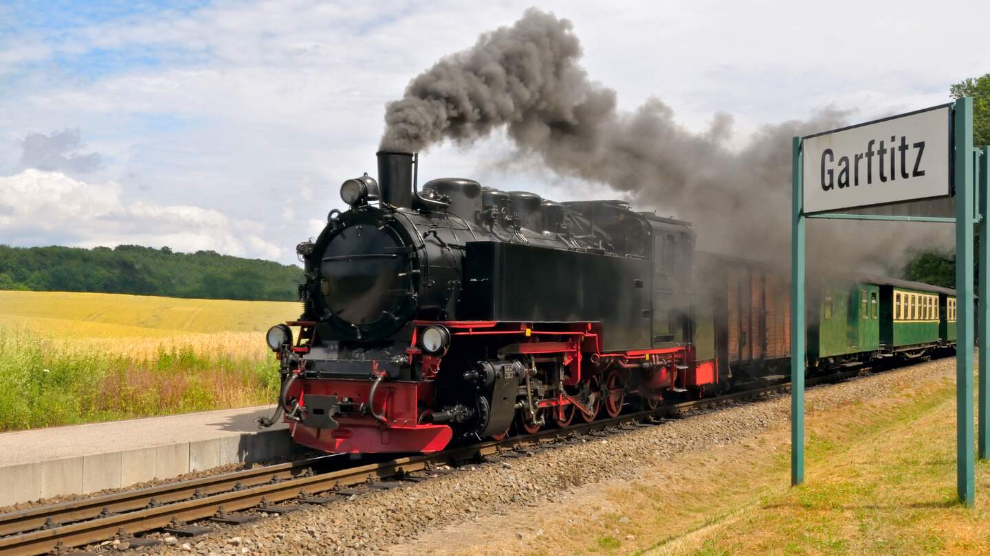 Dampfzuganflug Bahnhof Garftitz auf der Insel Rügen, Norddeutschland | © Gettyimages.com/anyaivanova