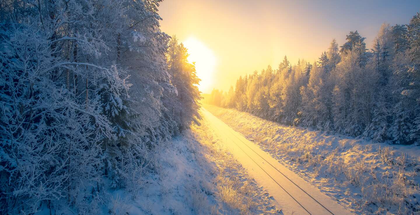 Verschneiter Winterbahnblick auf einer Bahn-Erlebnisreise in Sotkamo, Finnland. | © GettyImages.com/	Ville Heikkinen