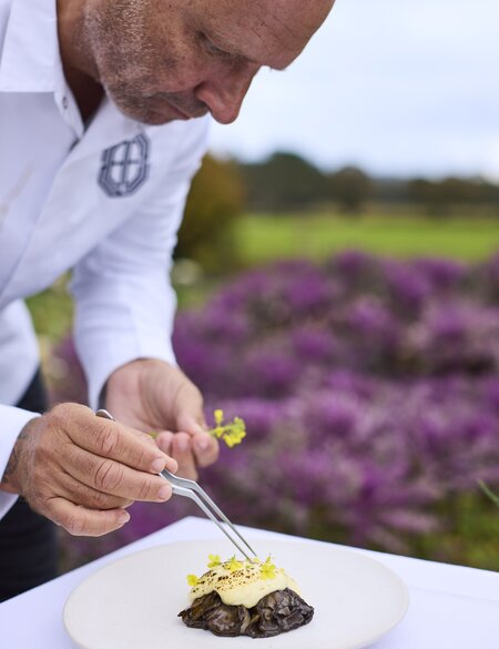Der Koch Simon Rogan bereitet Essen vor | © WILL HEAP PHOTOGRAPHY