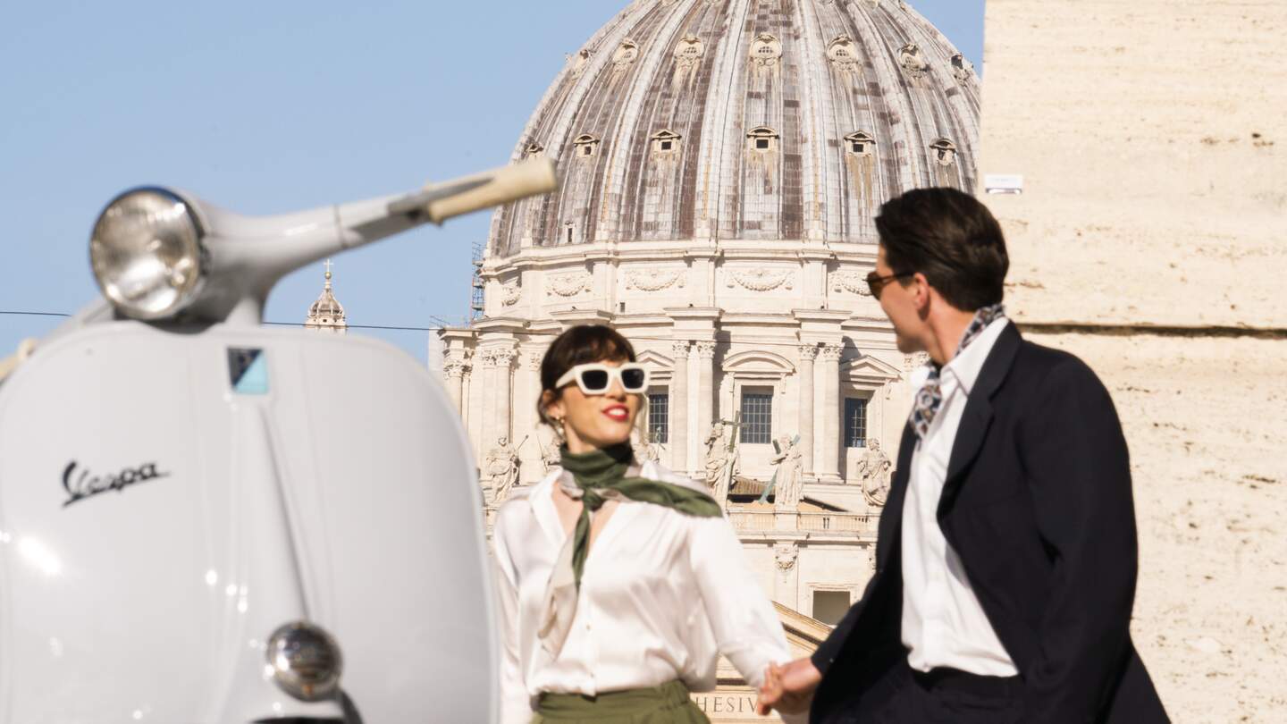 Paar laeuft in Rom Hand in Hand | © Orient Express SAS/OliverAstrologo