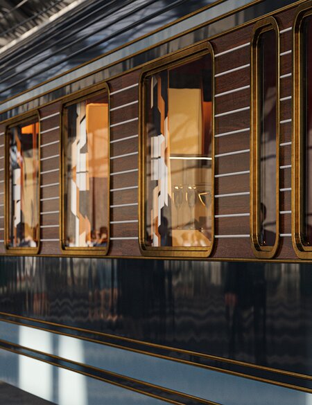 Der elegante Zug mit goldenen Akzenten und grossen Fenstern steht im Bahnhof | © Orient Express SAS