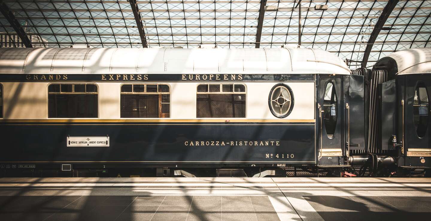 Aufnahme des Venice Simplon Orient Expresses von außen mit dem Bahnsteig im Vordergrund  | ©  Martin Scott Powell 