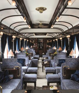 das luxurioese Innere eines Waggons des Orient Express, mit opulenten Details, die auf hohen Komfort und Eleganz hinweisen.  | © Helen Cathcart