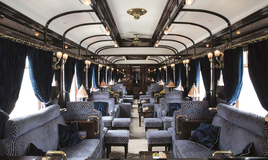 das luxurioese Innere eines Waggons des Orient Express, mit opulenten Details, die auf hohen Komfort und Eleganz hinweisen.  | © Helen Cathcart