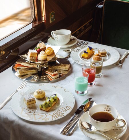 elegant gedeckten Tisch mit einer Auswahl an Nachmittagstee-Leckereien | © Mattia Aquila