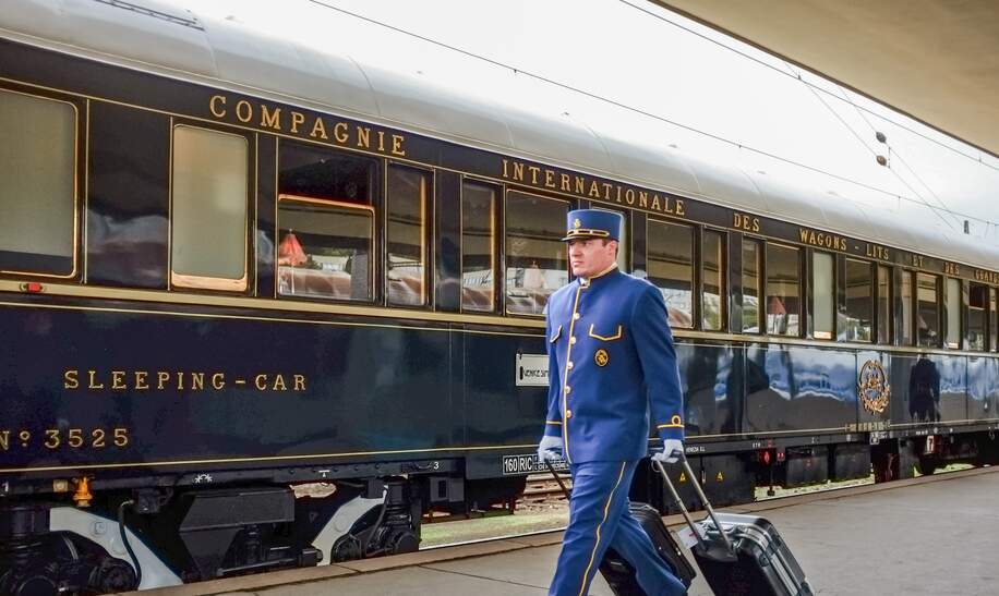 Der Orient-Express ist am Prager Bahnhof Smichov angekommen. Ein Wagenschaffner transportiert das Gepaeck der Passagiere zum Hoteltransfer | © Gettyimages.com/kmn-network