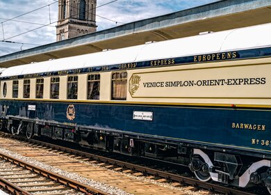 Der legendaere Venice Simplon Orient Express ist bereit, an einem bewoelkten Tag vom Bahnhof Ruse abzufahren | © Roberto