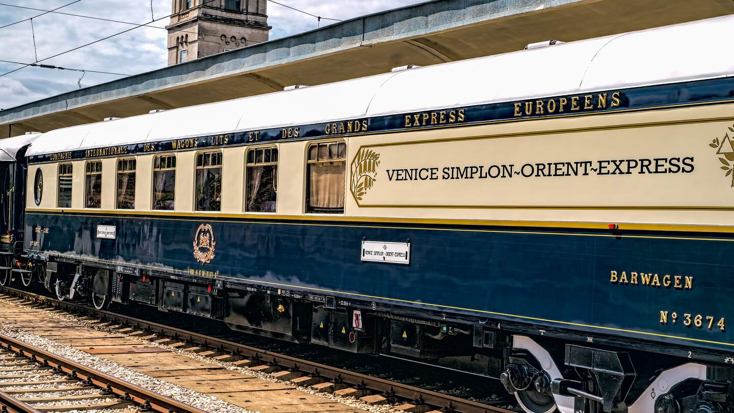 Der legendaere Venice Simplon Orient Express ist bereit, an einem bewoelkten Tag vom Bahnhof Ruse abzufahren | © Roberto