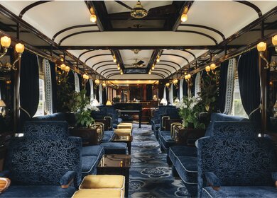 Das luxuriöse Innere des Barwagens im Venice Simplon-Orient-Express, mit opulenten Details, die auf hohen Komfort und die Eleganz hinweisen. | © Ludovic Balay