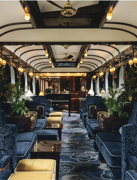 Das luxuriöse Innere des Barwagens im Venice Simplon-Orient-Express, mit opulenten Details, die auf hohen Komfort und die Eleganz hinweisen. | © Ludovic Balay