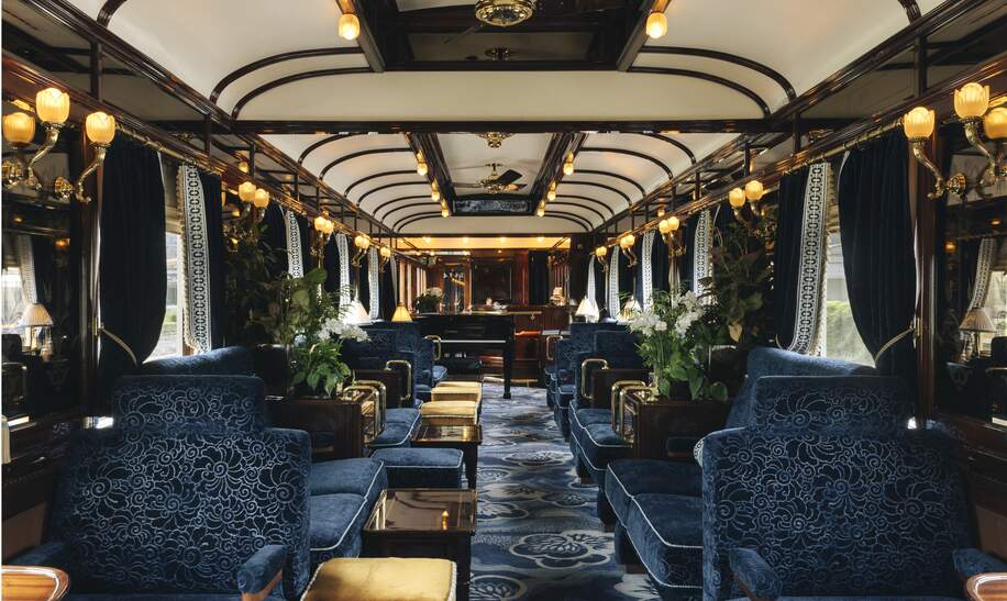 Das luxuriöse Innere des Barwagens im Venice Simplon-Orient-Express, mit opulenten Details, die auf hohen Komfort und die Eleganz hinweisen. | © Ludovic Balay
