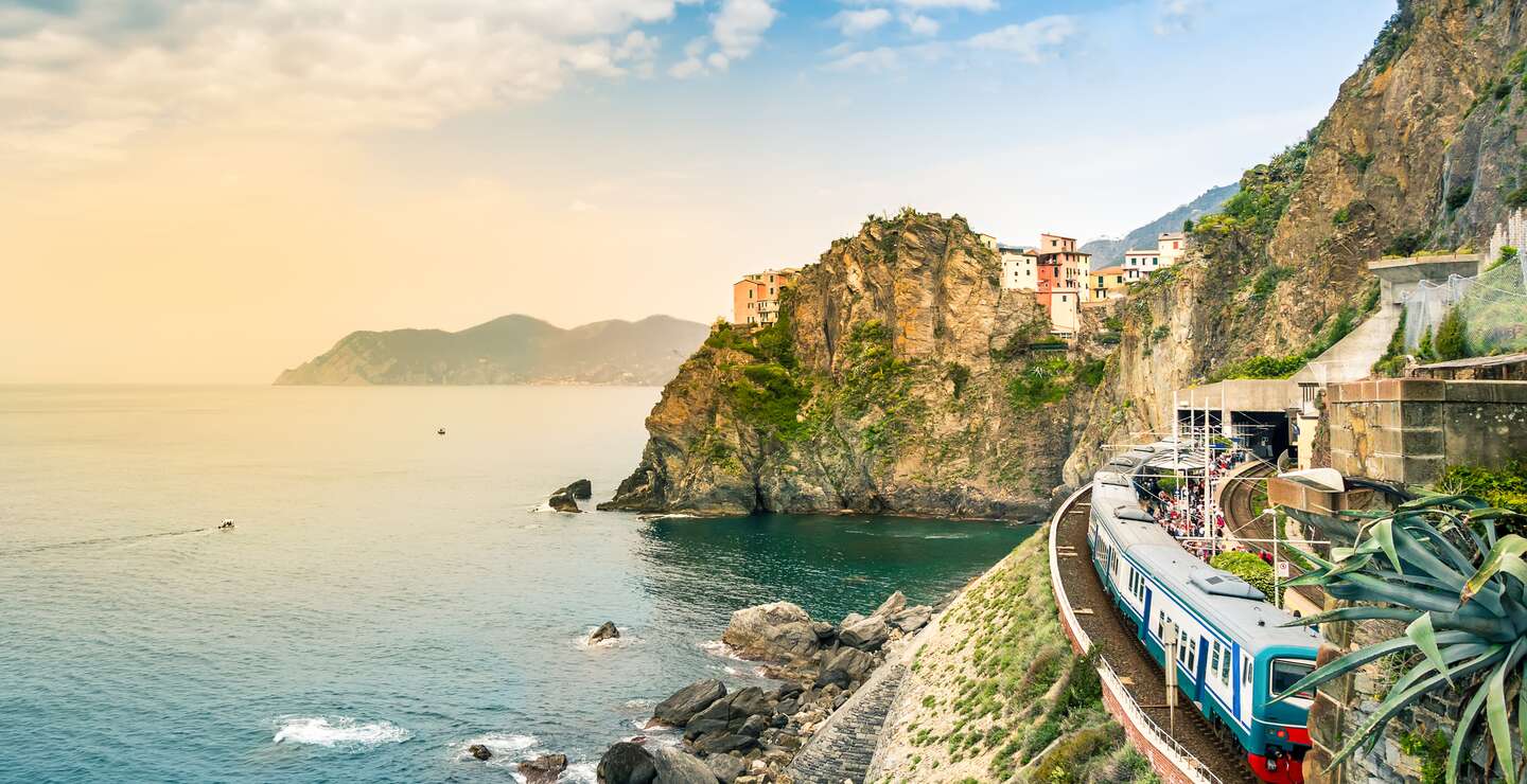 Manarola, Cinque Terre, Italien - Bahnhof in einem kleinen Dorf mit bunten Haeusern auf Klippe mit Blick auf das Meer. | © GettyImages.com/	Julia Lavrinenko